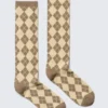 Calcetines hasta la rodilla con diseño Argyle – Argyle en color crudo apagado y marrón Calcetines hasta la rodilla con diseño Argyle – Argyle en color crudo apagado y marrón