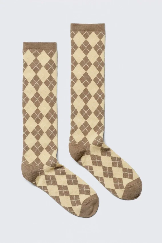 Calcetines hasta la rodilla con diseño Argyle – Argyle en color crudo apagado y marrón Calcetines hasta la rodilla con diseño Argyle – Argyle en color crudo apagado y marrón