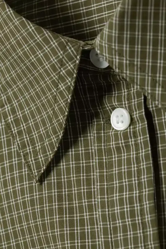 Camisa cargo corta y holgada – Cuadros verde caqui oscuro Camisa cargo corta y holgada – Cuadros verde caqui oscuro