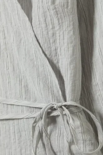 Camisa cruzada de manga larga con textura – Gris claro