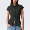 Camisa de crepé de pantalón corto y corte entallado – Gris oscuro – Rayas finas Camisa de crepé de pantalón corto y corte entallado – Gris oscuro – Rayas finas