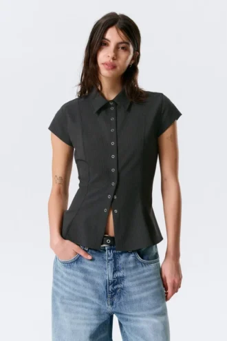 Camisa de crepé de pantalón corto y corte entallado – Gris oscuro – Rayas finas
