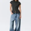 Camisa de crepé de pantalón corto y corte entallado – Gris oscuro – Rayas finas Camisa de crepé de pantalón corto y corte entallado – Gris oscuro – Rayas finas