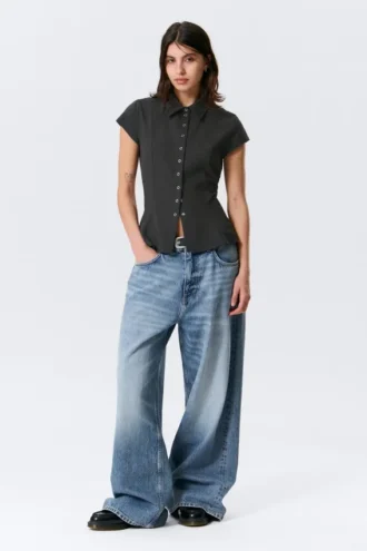 Camisa de crepé de pantalón corto y corte entallado – Gris oscuro – Rayas finas