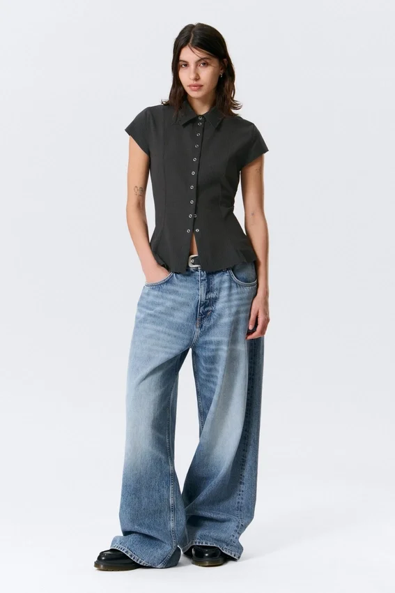 Camisa de crepé de pantalón corto y corte entallado – Gris oscuro – Rayas finas Camisa de crepé de pantalón corto y corte entallado – Gris oscuro – Rayas finas