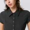 Camisa de crepé de pantalón corto y corte entallado – Gris oscuro – Rayas finas Camisa de crepé de pantalón corto y corte entallado – Gris oscuro – Rayas finas