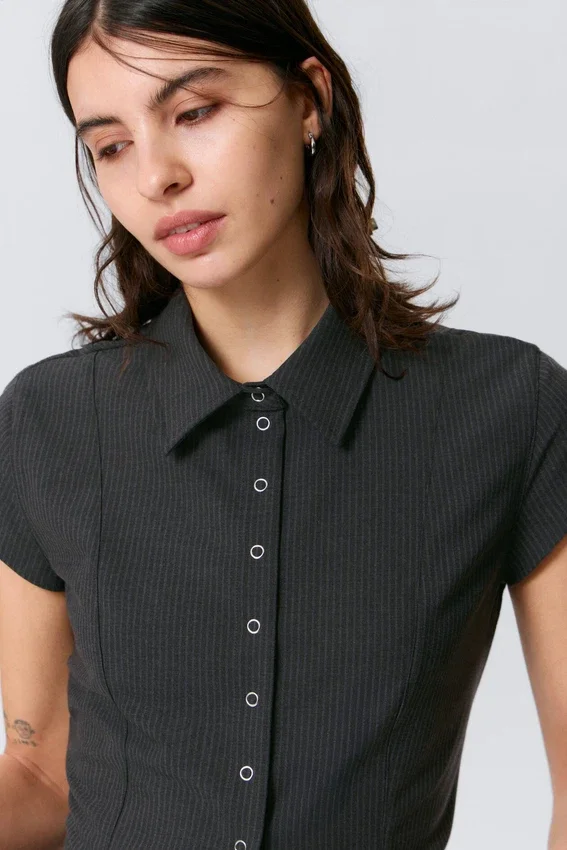 Camisa de crepé de pantalón corto y corte entallado – Gris oscuro – Rayas finas Camisa de crepé de pantalón corto y corte entallado – Gris oscuro – Rayas finas