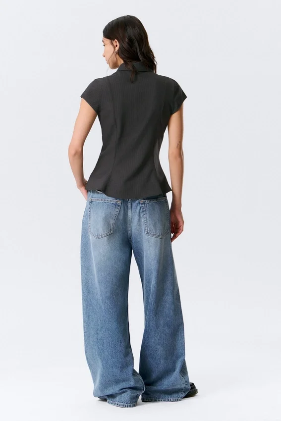 Camisa de crepé de pantalón corto y corte entallado – Gris oscuro – Rayas finas Camisa de crepé de pantalón corto y corte entallado – Gris oscuro – Rayas finas
