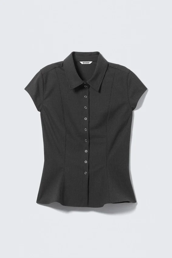 Camisa de crepé de pantalón corto y corte entallado – Gris oscuro – Rayas finas Camisa de crepé de pantalón corto y corte entallado – Gris oscuro – Rayas finas