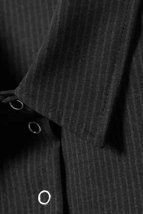 Camisa de crepé de pantalón corto y corte entallado – Gris oscuro – Rayas finas Camisa de crepé de pantalón corto y corte entallado – Gris oscuro – Rayas finas
