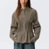 Camisa de popelín de algodón con fruncido en la cintura – Rayas marrones Camisa de popelín de algodón con fruncido en la cintura – Rayas marrones