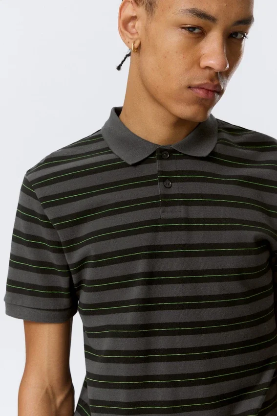 Camisa de tenis de piqué de manga corta – Gris oscuro – Rayas verdes Camisa de tenis de piqué de manga corta – Gris oscuro – Rayas verdes