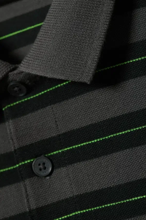 Camisa de tenis de piqué de manga corta – Gris oscuro – Rayas verdes Camisa de tenis de piqué de manga corta – Gris oscuro – Rayas verdes