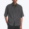 Camisa holgada de mezcla de lino de manga corta – Rayas gris oscuro Camisa holgada de mezcla de lino de manga corta – Rayas gris oscuro