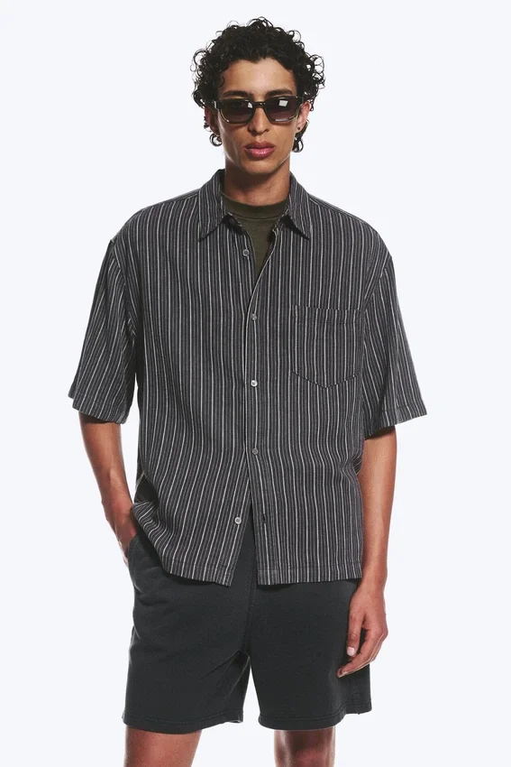 Camisa holgada de mezcla de lino de manga corta – Rayas gris oscuro Camisa holgada de mezcla de lino de manga corta – Rayas gris oscuro