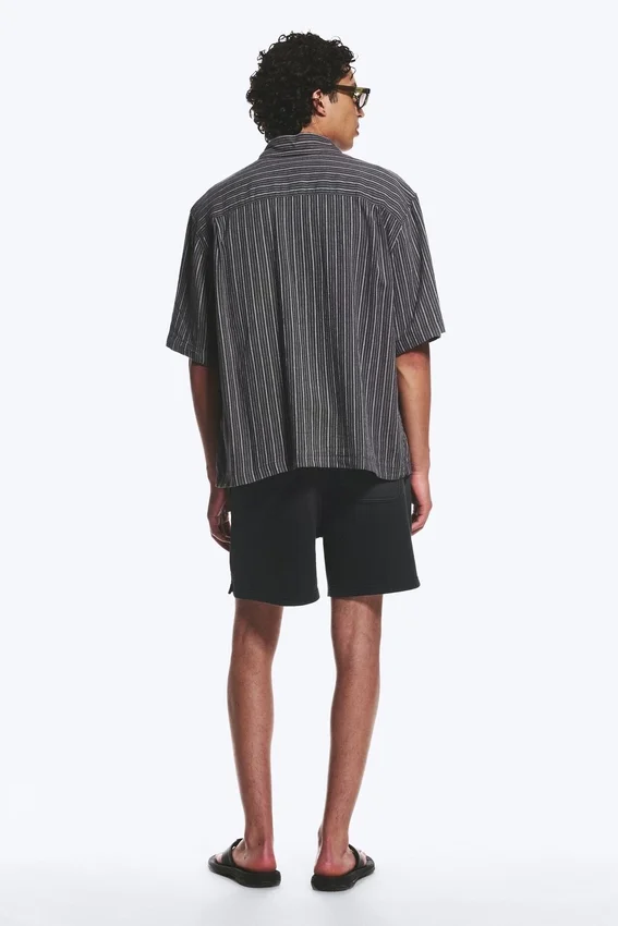 Camisa holgada de mezcla de lino de manga corta – Rayas gris oscuro Camisa holgada de mezcla de lino de manga corta – Rayas gris oscuro