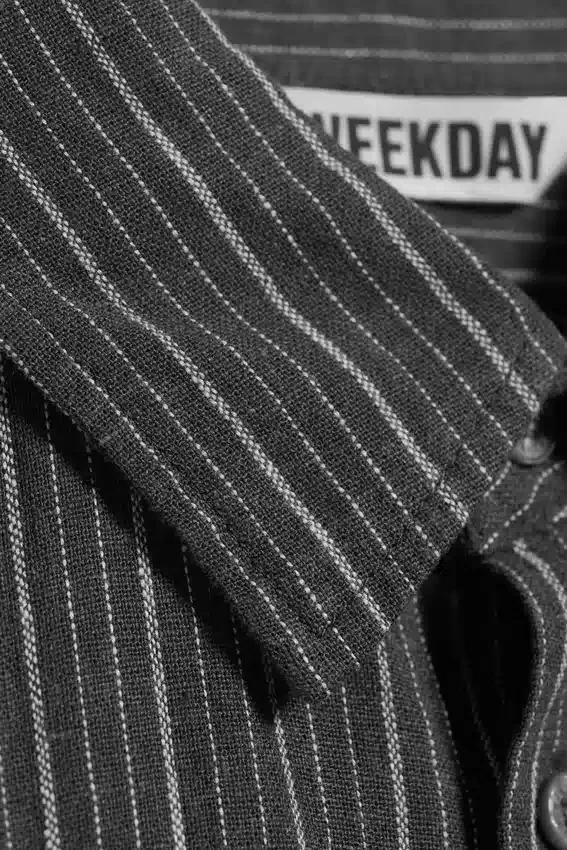 Camisa holgada de mezcla de lino de manga corta – Rayas gris oscuro Camisa holgada de mezcla de lino de manga corta – Rayas gris oscuro