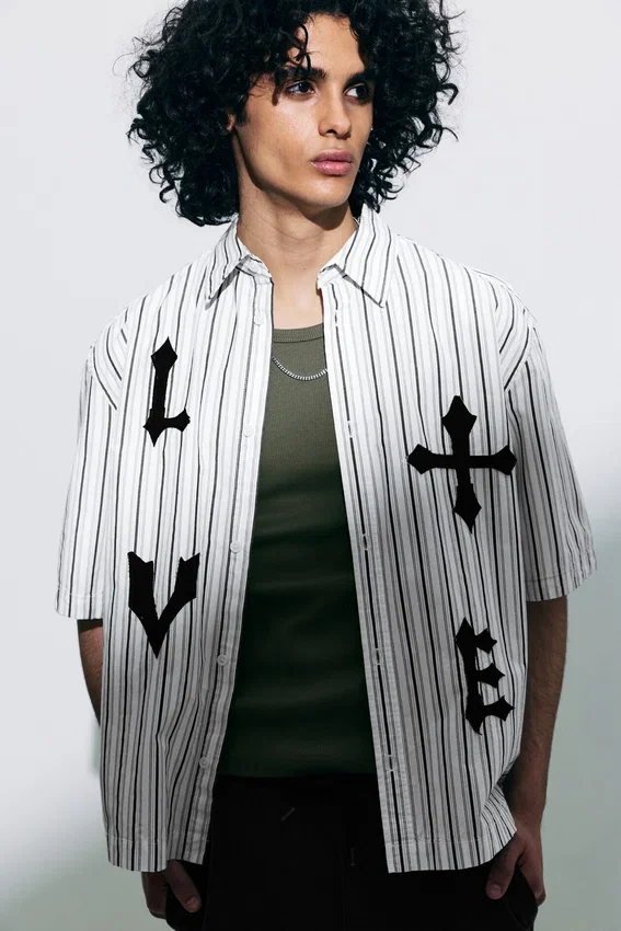 Camisas con estampados de corte recto y manga corta – Rayas blancas y negras Camisas con estampados de corte recto y manga corta – Rayas blancas y negras