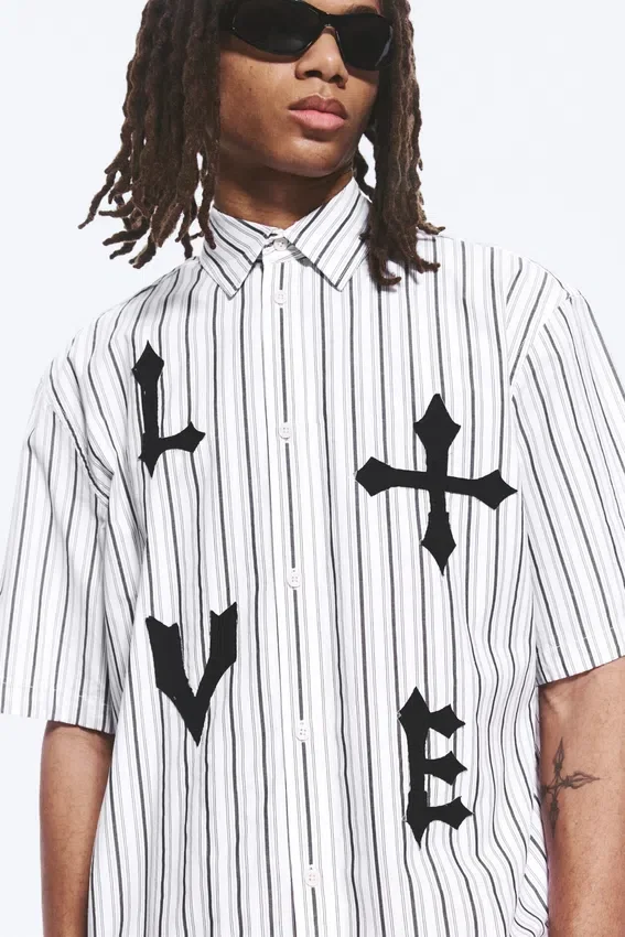 Camisas con estampados de corte recto y manga corta – Rayas blancas y negras Camisas con estampados de corte recto y manga corta – Rayas blancas y negras