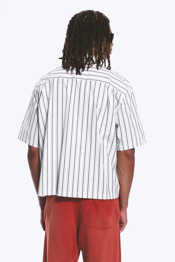 Camisas con estampados de corte recto y manga corta – Rayas blancas y negras Camisas con estampados de corte recto y manga corta – Rayas blancas y negras