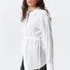 Camisas de manga larga con espalda abierta y lazo – Blanca