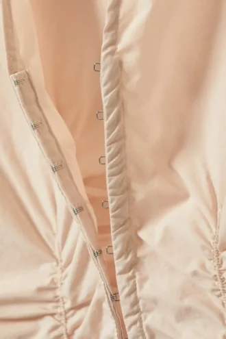 Camisas de popelín fruncidas con cuello en V – Beige