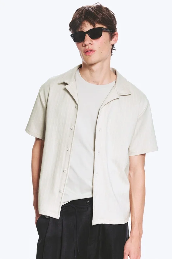 Camisas de resort de manga corta con textura – Gris claro Camisas de resort de manga corta con textura – Gris claro