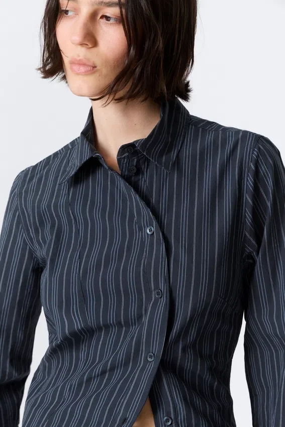 Camisas entalladas asimétricas de popelín – Rayas azul oscuro Camisas entalladas asimétricas de popelín – Rayas azul oscuro