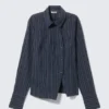 Camisas entalladas asimétricas de popelín – Rayas azul oscuro Camisas entalladas asimétricas de popelín – Rayas azul oscuro