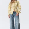 Camisas entalladas con fruncido en la cintura – Estampado floral amarillo Camisas entalladas con fruncido en la cintura – Estampado floral amarillo