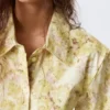 Camisas entalladas con fruncido en la cintura – Estampado floral amarillo Camisas entalladas con fruncido en la cintura – Estampado floral amarillo