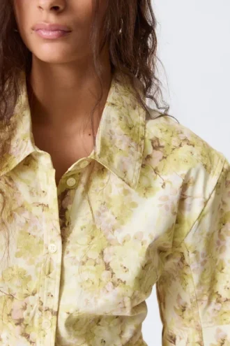 Camisas entalladas con fruncido en la cintura – Estampado floral amarillo