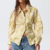 Camisas entalladas con fruncido en la cintura – Estampado floral amarillo Camisas entalladas con fruncido en la cintura – Estampado floral amarillo