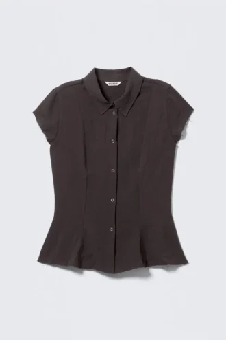 Camisas entalladas de manga corta de crepé – Marrón oscuro