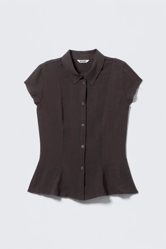 Camisas entalladas de manga corta de crepé – Marrón oscuro Camisas entalladas de manga corta de crepé – Marrón oscuro