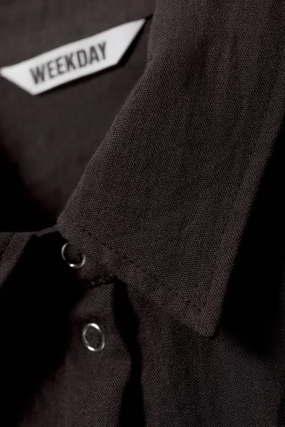 Camisas entalladas de manga corta de crepé – Marrón oscuro Camisas entalladas de manga corta de crepé – Marrón oscuro