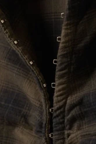 Camisas entalladas de manga larga de satén – A cuadros marrón oscuro