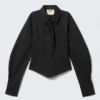 Camisas entalladas de popelín con detalle de corbata – Negro