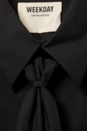Camisas entalladas de popelín con detalle de corbata – Negro