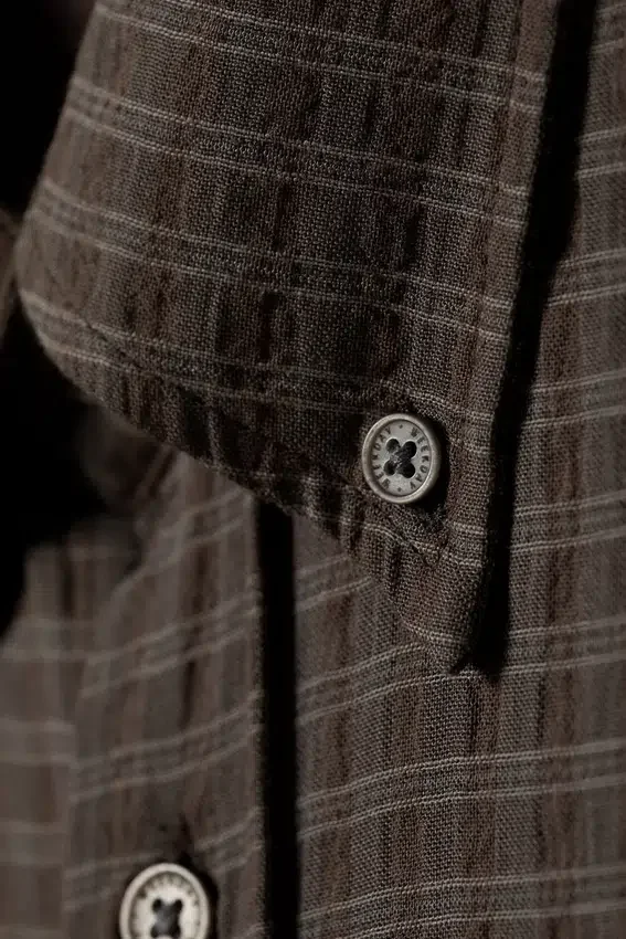 Camisas holgadas con estructura y botones – A cuadros marrón oscuro Camisas holgadas con estructura y botones – A cuadros marrón oscuro