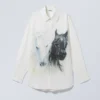 Camisas oversize de popelín estampadas – Caballos blancos y negros Camisas oversize de popelín estampadas – Caballos blancos y negros