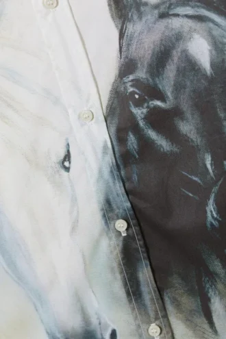 Camisas oversize de popelín estampadas – Caballos blancos y negros
