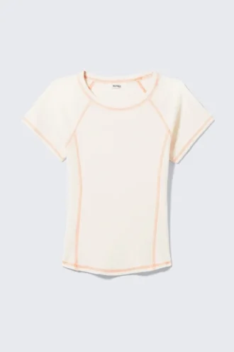 Camiseta ajustada con costuras en contraste – Blanco roto – Costuras naranjas