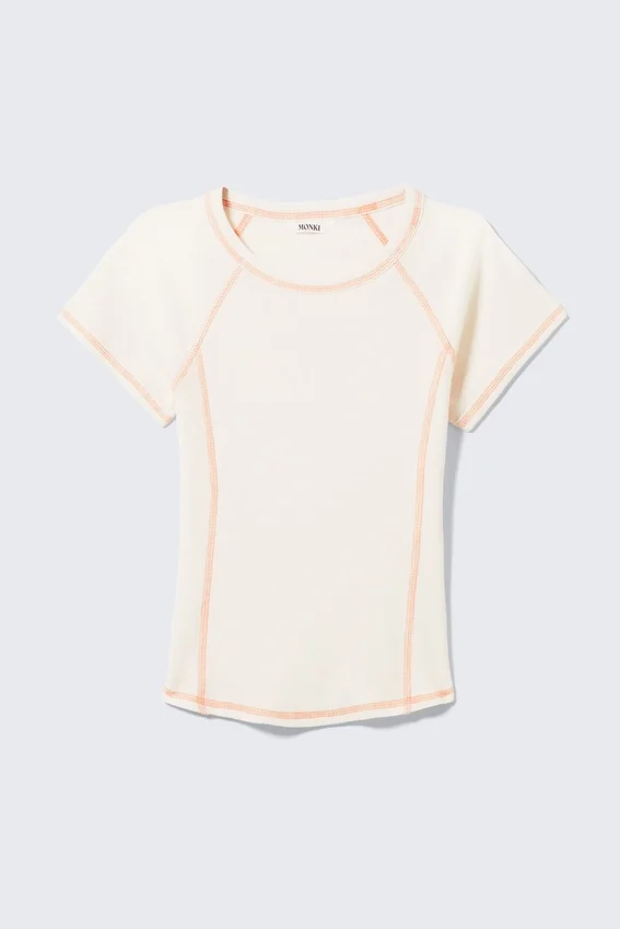 Camiseta ajustada con costuras en contraste – Blanco roto – Costuras naranjas Camiseta ajustada con costuras en contraste – Blanco roto – Costuras naranjas