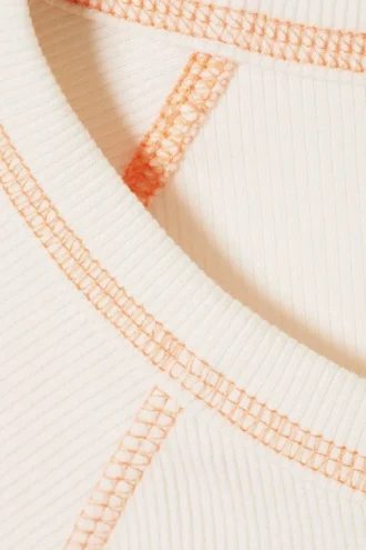 Camiseta ajustada con costuras en contraste – Blanco roto – Costuras naranjas