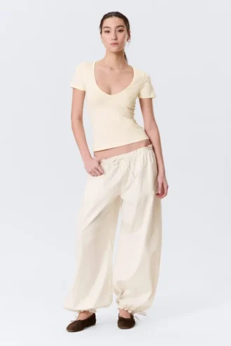 Camiseta ajustada con cuello en V profundo – Crema