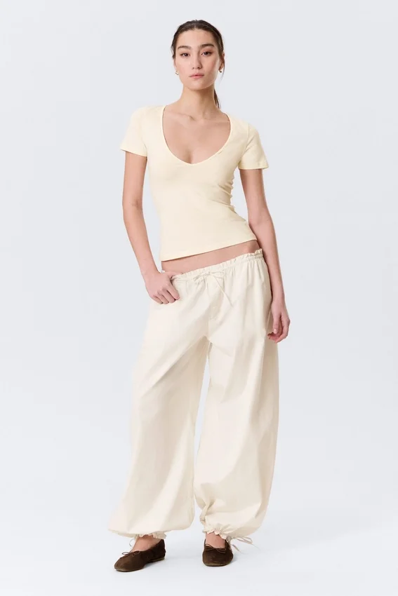 Camiseta ajustada con cuello en V profundo – Crema Camiseta ajustada con cuello en V profundo – Crema