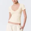 Camiseta ajustada con cuello en V profundo – Crema Camiseta ajustada con cuello en V profundo – Crema