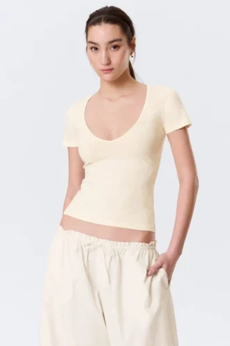 Camiseta ajustada con cuello en V profundo – Crema