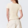 Camiseta ajustada con cuello en V profundo – Crema Camiseta ajustada con cuello en V profundo – Crema